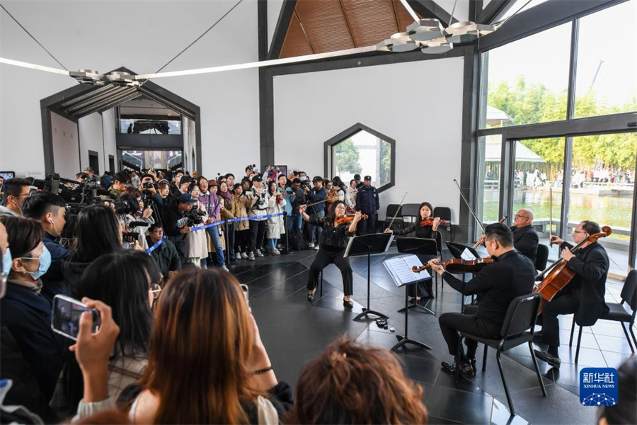 11月16日，費城交響樂團的演奏家們在蘇州博物館大廳內演奏。新華社記者 李博 攝
