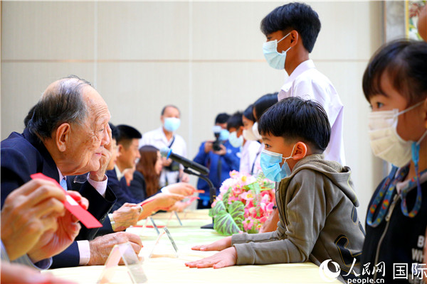 圖為獎助學金頒發(fā)現場。人民網記者 白元琪攝