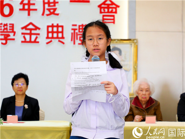 圖為學生代表劉家安發(fā)表致謝演講。人民網記者 白元琪攝