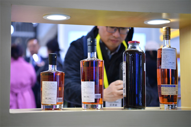 11月16日，觀眾在第七屆絲博會上參觀阿塞拜疆展位上的酒水產(chǎn)品。新華社記者 邵瑞 攝
