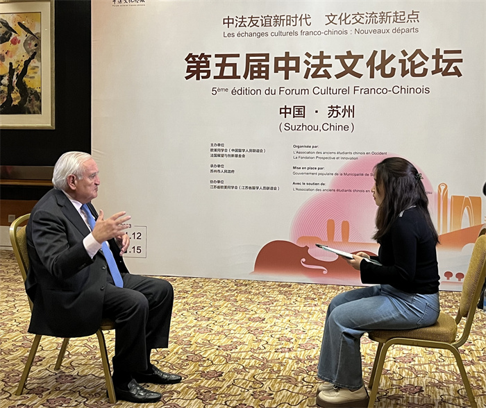 法國(guó)前總理、法國(guó)展望與創(chuàng)新基金會(huì)主席讓-皮埃爾·拉法蘭接受人民網(wǎng)的采訪。（國(guó)際在線供圖）