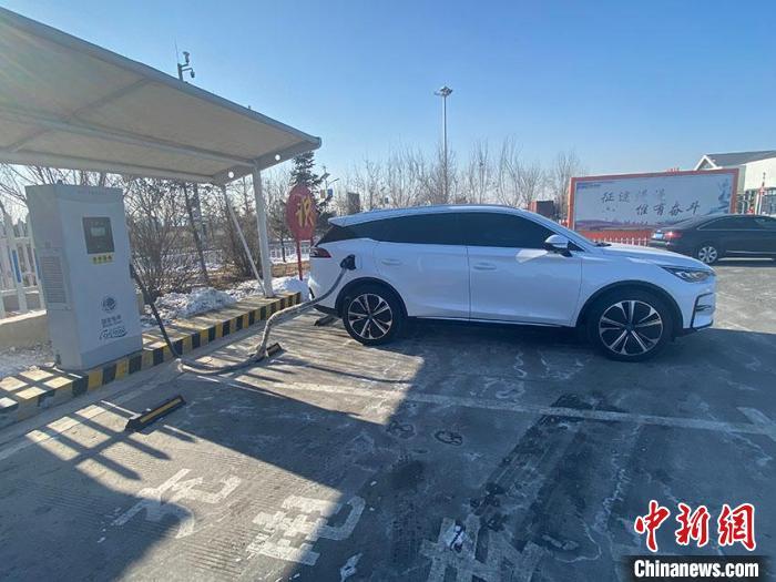 資料圖：新能源汽車正在充電?！±畹?攝