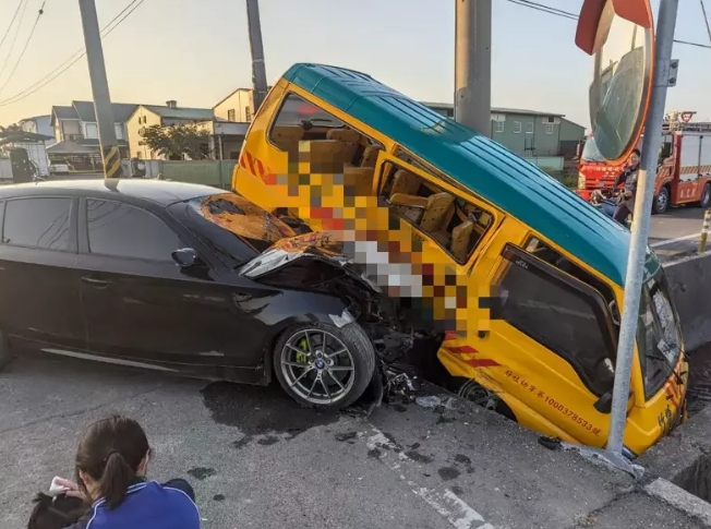 托兒所校車被轎車從側(cè)邊撞上，車體嚴重毀損。圖片來源：臺灣《聯(lián)合報》民眾供圖