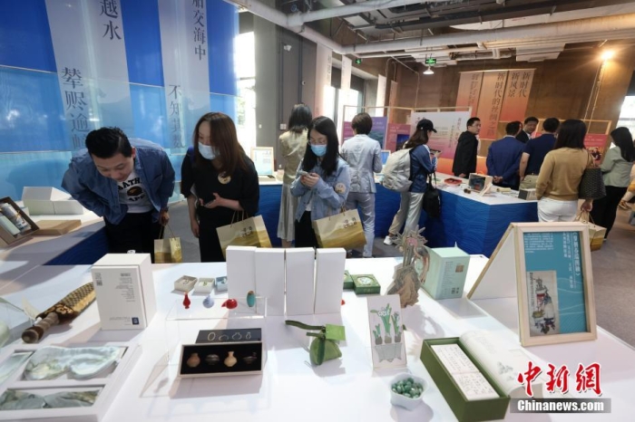 9月28日，“一帶一路，文明之橋”圖書文創(chuàng)展在北京圖書大廈開幕，圖為觀眾參觀展覽。<a target='_blank' href='/'><p  align=
