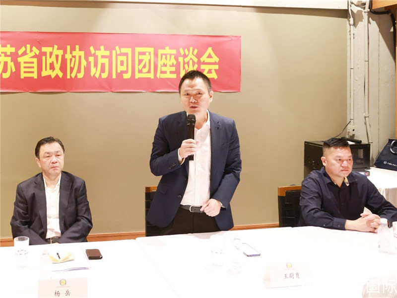中國駐里約總領(lǐng)館副總領(lǐng)事王尉育（中）在座談會上致辭。人民網(wǎng)記者 陳海琪攝