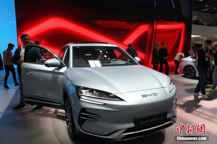 2023年德國國際汽車及智慧出行博覽會(huì)(IAA mobility)(亦簡稱慕尼黑國際車展)將于9月5日正式開幕。在9月4日舉行的媒體日，記者看到諸品牌紛紛攜“拳頭”產(chǎn)品亮相。圖為當(dāng)日比亞迪SEAL U在歐洲首秀。<a target='_blank' href='/'><p  align=