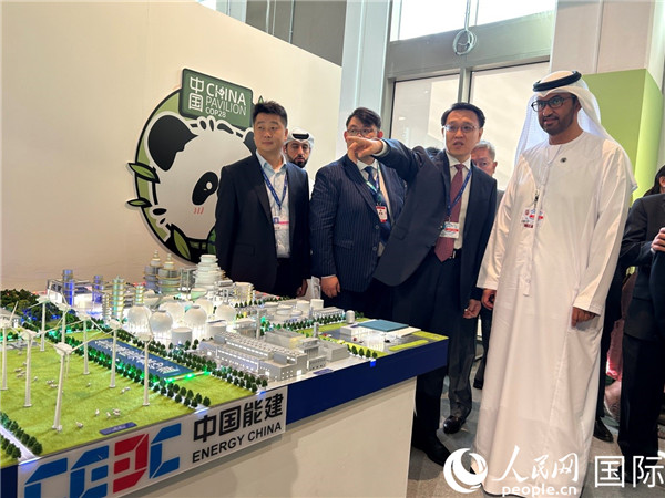 COP28主席蘇爾坦·賈比爾參觀中國(guó)角展示。人民網(wǎng)記者任皓宇攝