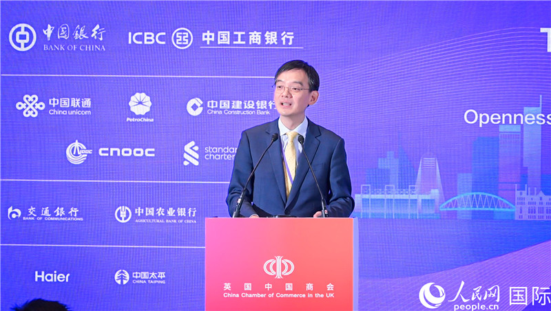 英國(guó)中國(guó)商會(huì)會(huì)長(zhǎng)、中國(guó)銀行倫敦分行行長(zhǎng)方文建 致歡迎辭。人民網(wǎng) 郭錦標(biāo)攝