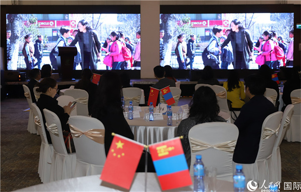12月1日，活動(dòng)現(xiàn)場(chǎng)播放防治結(jié)核病宣傳短片。人民網(wǎng)記者 霍文攝