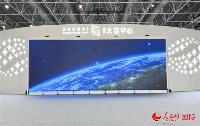 珠海太空中心是珠海市為發(fā)揮中國(guó)航展品牌效應(yīng)和帶動(dòng)效應(yīng)而打造的“永不落幕的航展”。人民網(wǎng)記者 張麗鷗攝