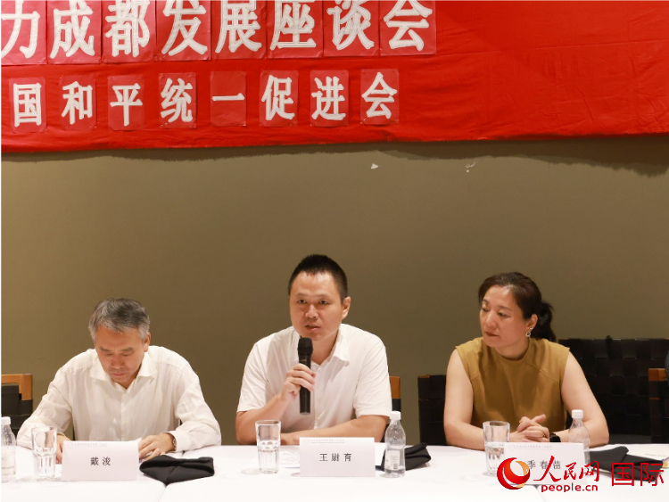 中國駐里約總領(lǐng)館副總領(lǐng)事王尉育（中）在座談會(huì)中致辭。人民網(wǎng)記者 陳海琪攝