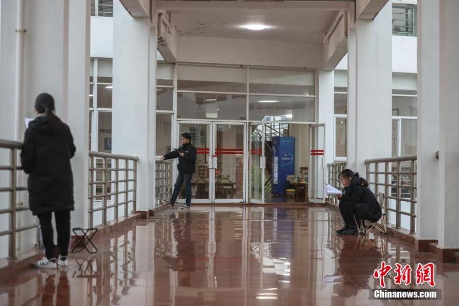 資料圖：幾位考研學(xué)生在南昌大學(xué)教學(xué)樓的天橋上復(fù)習(xí)備考。劉力鑫 攝