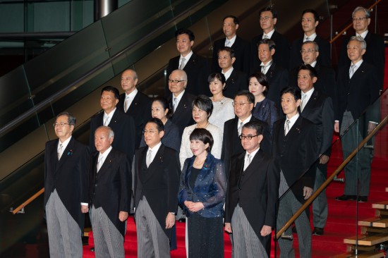 9月13日，日本首相岸田文雄（前排中）在東京的首相官邸率閣僚合影。新華社記者張笑宇攝