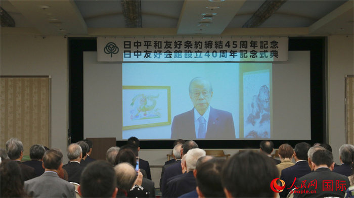 日本前首相福田康夫向活動發(fā)來視頻賀詞。人民網 許可攝