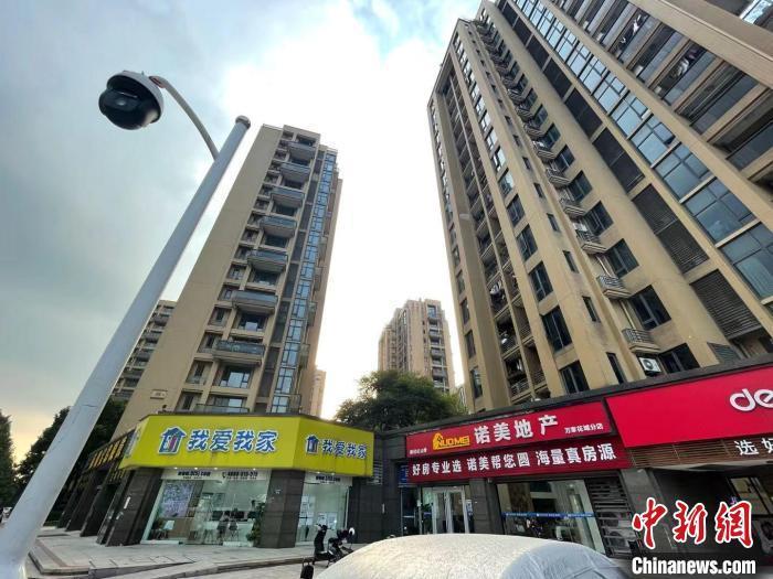 多家房地產(chǎn)中介。 蘇婷 攝