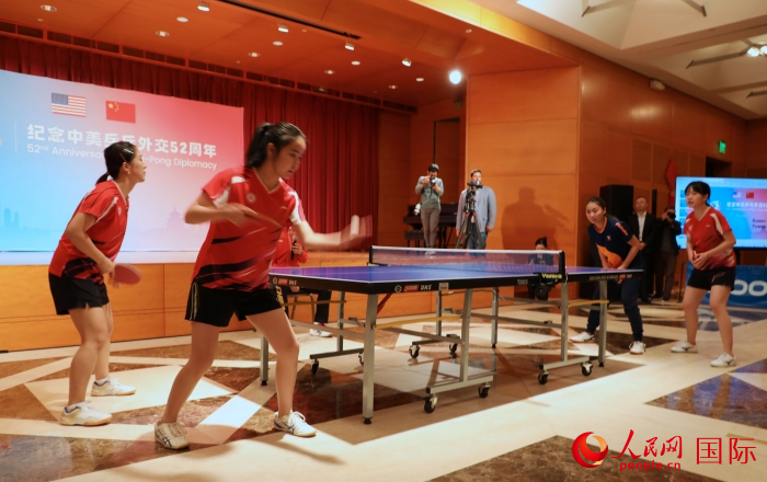 來自北京大學(xué)、美國弗吉尼亞大學(xué)的中美青年乒乓球運動員進行表演賽。人民網(wǎng)記者 李志偉攝