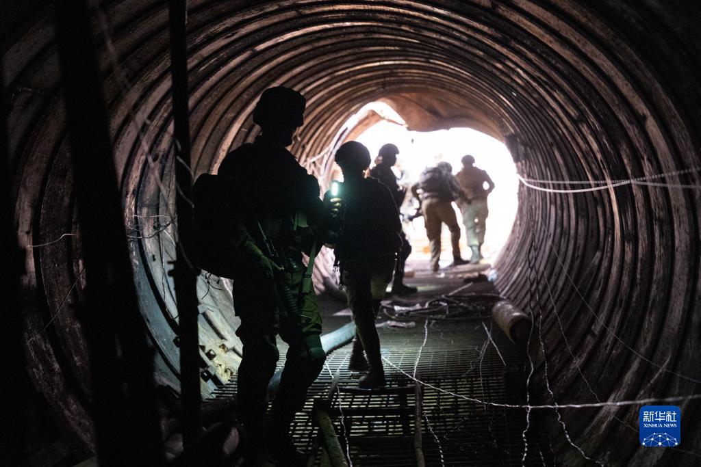 這張以色列國(guó)防軍12月17日發(fā)布的照片顯示，以軍地面部隊(duì)在加沙地帶發(fā)現(xiàn)一處大型地下隧道。新華社發(fā)