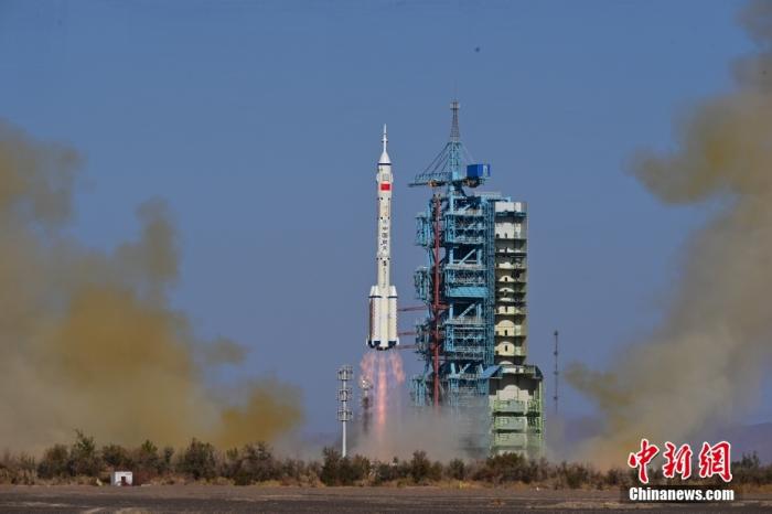 資料圖：北京時(shí)間2023年10月26日11時(shí)14分，搭載神舟十七號(hào)載人飛船的長征二號(hào)F遙十七運(yùn)載火箭在酒泉衛(wèi)星發(fā)射中心點(diǎn)火發(fā)射。汪江波 攝