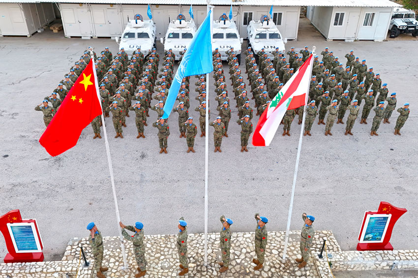 1月1日，中國第22批赴黎巴嫩維和官兵們舉行升旗儀式。胡光明攝