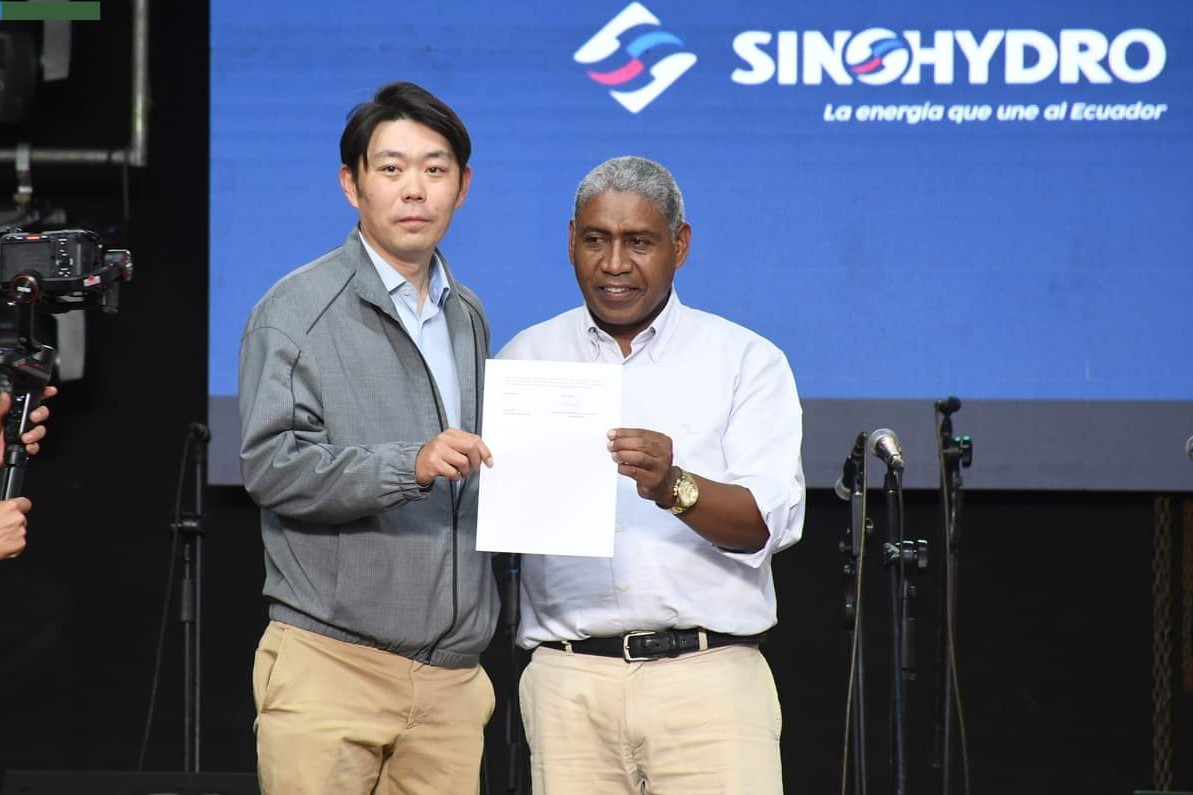 中國電建厄瓜多爾國別代表白納（左）代表中國電建向厄瓜多爾埃爾查科市康復中心捐贈了一批康復器材，埃爾查科市市長奧斯卡·德拉克魯斯·卡瓦蒂霍（右）對中國企業(yè)的善舉表示感謝。中國電建厄瓜多爾代表處供圖