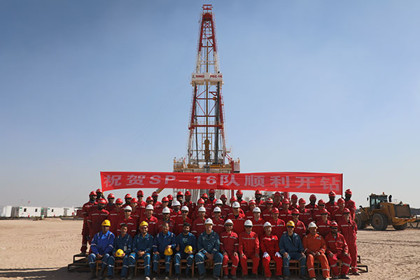 12月25日，中石化國(guó)工科威特分公司SINOPEC-16隊(duì)在科威特北部油區(qū)順利開(kāi)鉆。中石化供圖