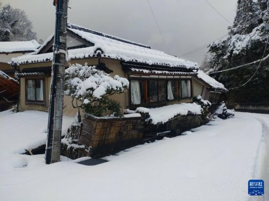 這是1月8日拍攝的日本能登半島地震災(zāi)區(qū)珠洲市的街景。