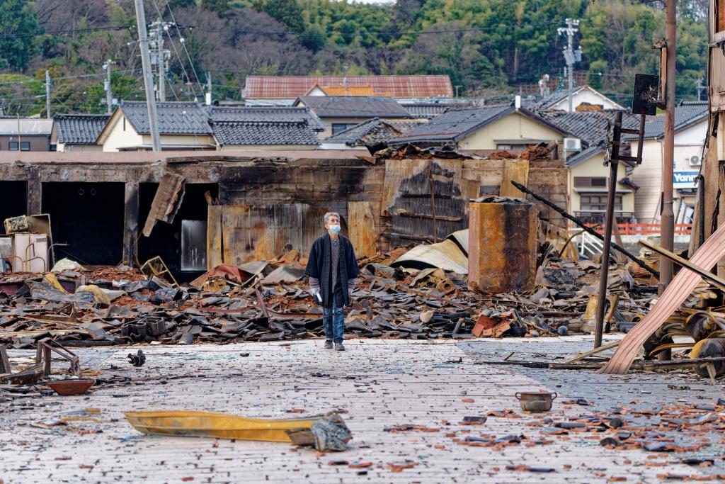 1月4日，一名市民查看日本石川縣輪島市“輪島早市”廢墟。新華社記者張笑宇攝