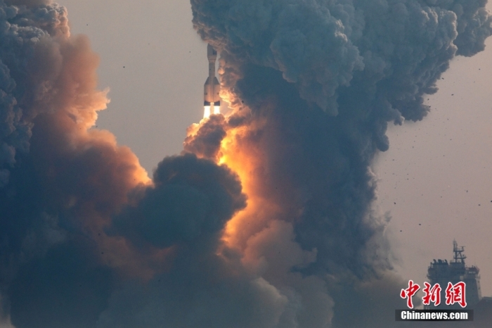 北京時間1月11日13時30分，引力一號遙一運載火箭由太原衛(wèi)星發(fā)射中心在山東海陽附近海域點火升空，將云遙一號18～20星3顆衛(wèi)星送入預(yù)定軌道，飛行試驗任務(wù)獲得圓滿成功。這是引力一號火箭首次飛行，創(chuàng)造全球最大固體運載火箭、中國運力最大民商火箭紀(jì)錄。圖/太原衛(wèi)星發(fā)射中心