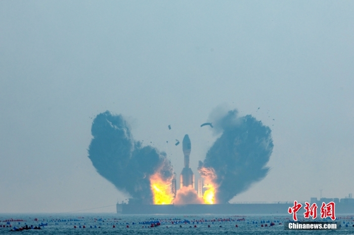 北京時間1月11日13時30分，引力一號遙一運載火箭由太原衛(wèi)星發(fā)射中心在山東海陽附近海域點火升空，將云遙一號18～20星3顆衛(wèi)星送入預(yù)定軌道，飛行試驗任務(wù)獲得圓滿成功。這是引力一號火箭首次飛行，創(chuàng)造全球最大固體運載火箭、中國運力最大民商火箭紀(jì)錄。圖/太原衛(wèi)星發(fā)射中心