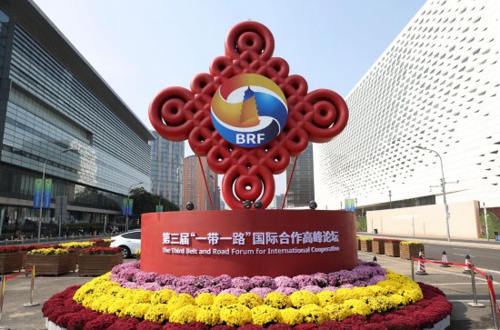 這是2023年10月17日在北京國家會議中心附近拍攝的“一帶一路”國際合作高峰論壇景觀布置。新華社記者 陳斌 攝