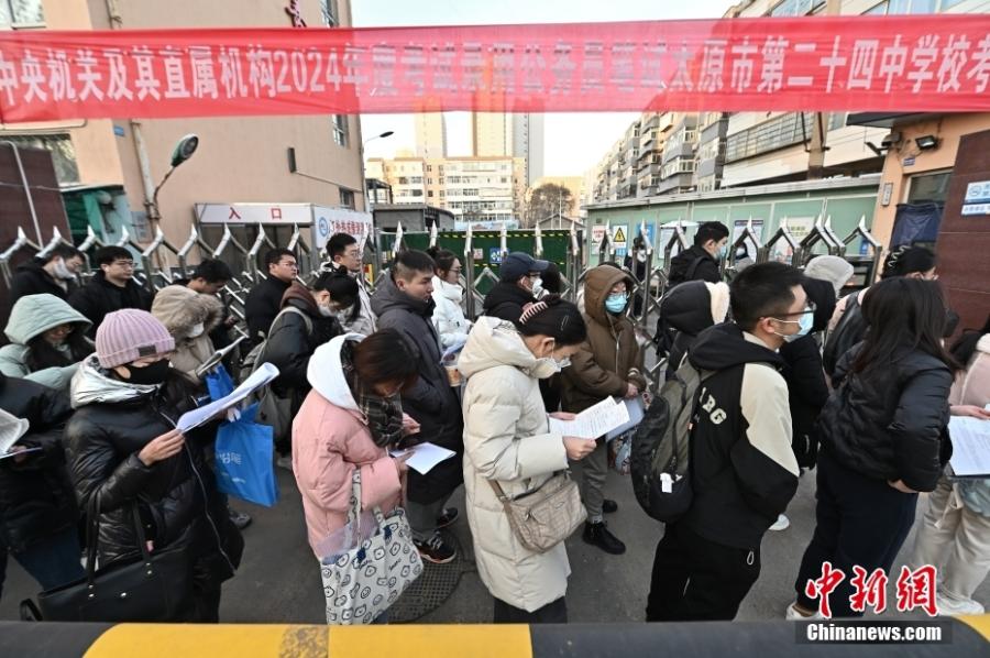 2023年11月26日，山西省太原市，考生步入考場(chǎng)。當(dāng)日，中央機(jī)關(guān)及其直屬機(jī)構(gòu)2024年度考試錄用公務(wù)員公共科目筆試開(kāi)考。<a target='_blank' href='/'><p  align=