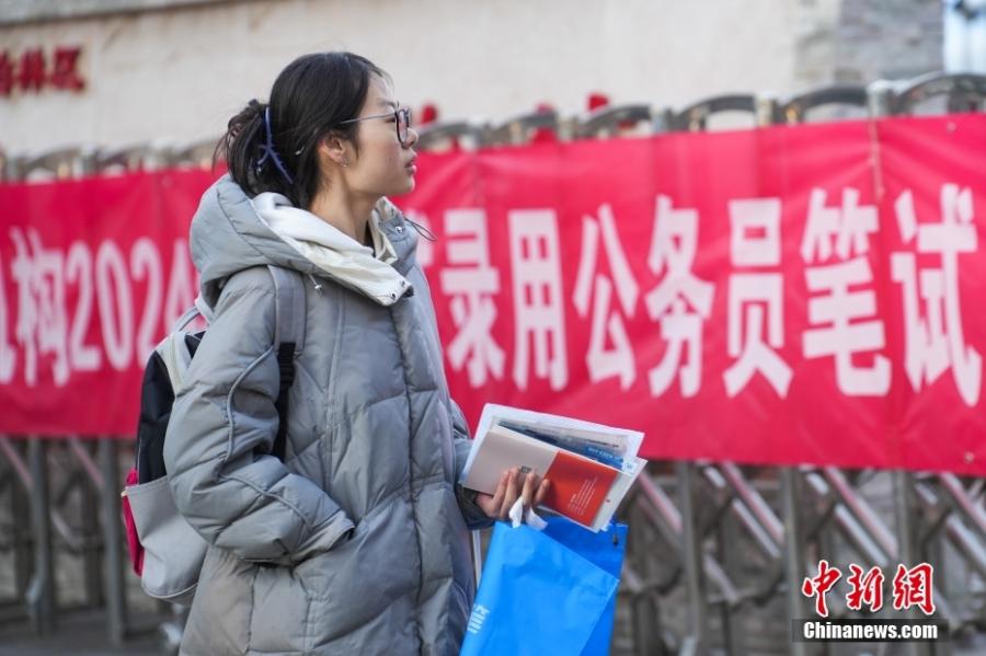 2023年11月26日，山西省太原市，考生步入考場(chǎng)。當(dāng)日，中央機(jī)關(guān)及其直屬機(jī)構(gòu)2024年度考試錄用公務(wù)員公共科目筆試舉行。<a target='_blank' href='/'><p  align=