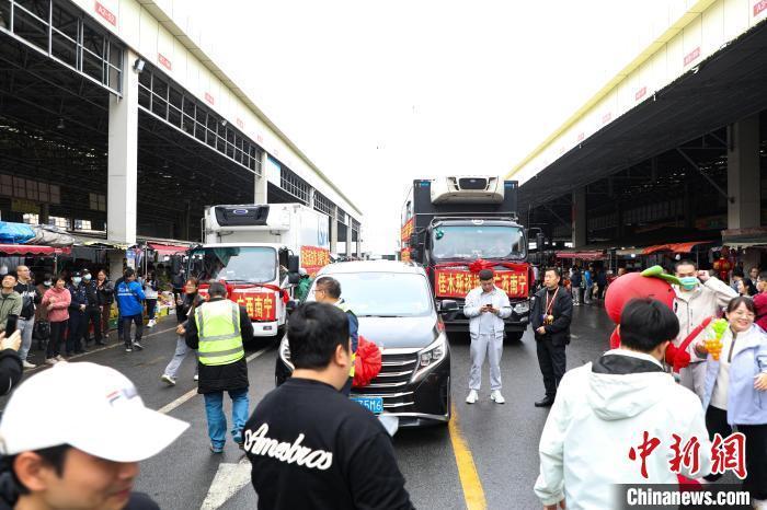 運載蔓越莓車隊前，不少民眾正在圍觀打卡。 王偉臣 攝