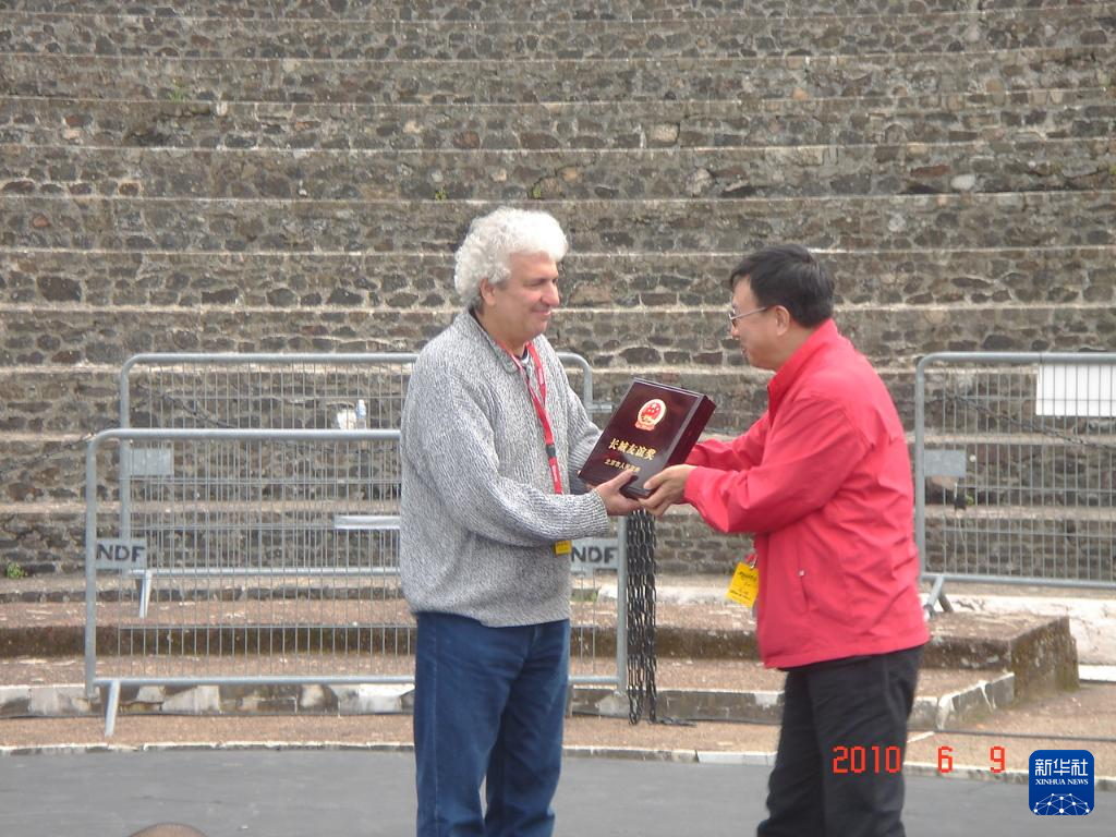 這是2010年帕特里克·索米耶（圖左）獲頒北京市人民政府授予的“長城友誼獎”時的資料照片。新華社發(fā)（受訪對象供圖）