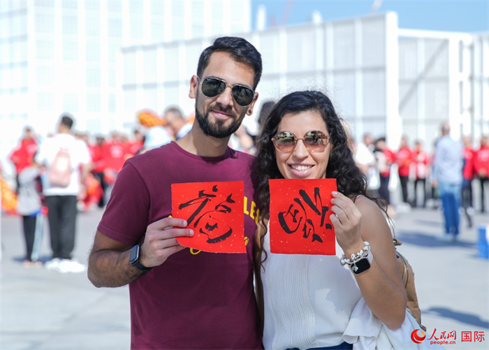 游客展示“福”字。人民網(wǎng) 塔里克·易卜拉欣攝