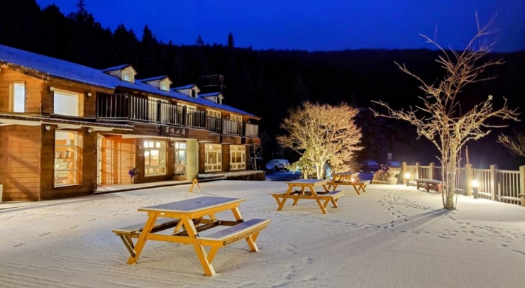 位在宜蘭縣內(nèi)的太平山森林游樂區(qū)23日凌晨開始下雪，園區(qū)翠峰山屋前一片雪白。圖片來(lái)源：臺(tái)灣“中央社”。