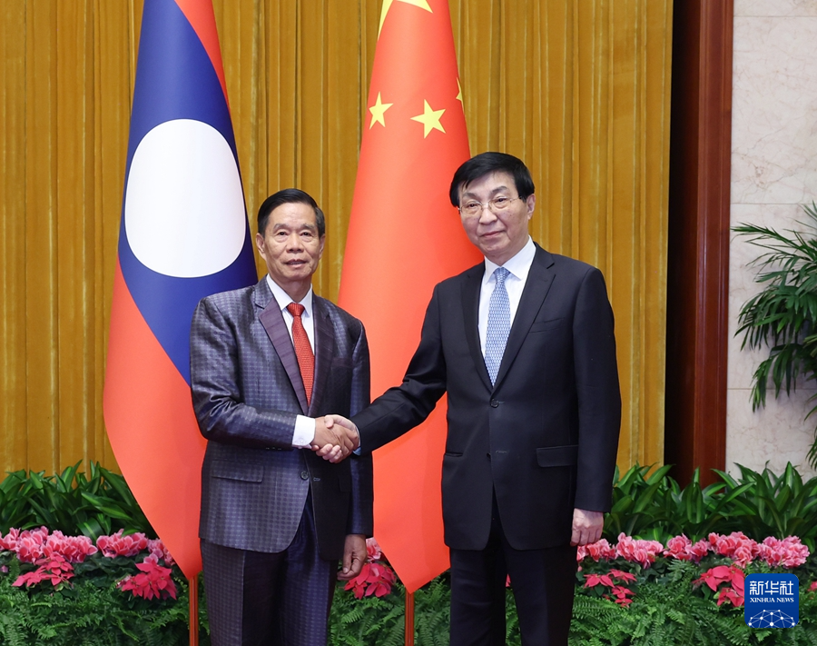 1月22日，中共中央政治局常委、全國政協(xié)主席王滬寧在北京會見老撾人民革命黨中央政治局委員、建國陣線中央委員會主席辛拉馮。新華社記者 王曄 攝