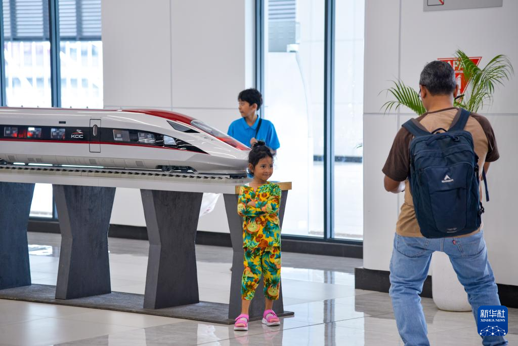 1月24日，在印度尼西亞雅加達(dá)哈利姆站候車(chē)大廳，一名小朋友和雅萬(wàn)高鐵高速動(dòng)車(chē)組模型合影。新華社記者 徐欽 攝