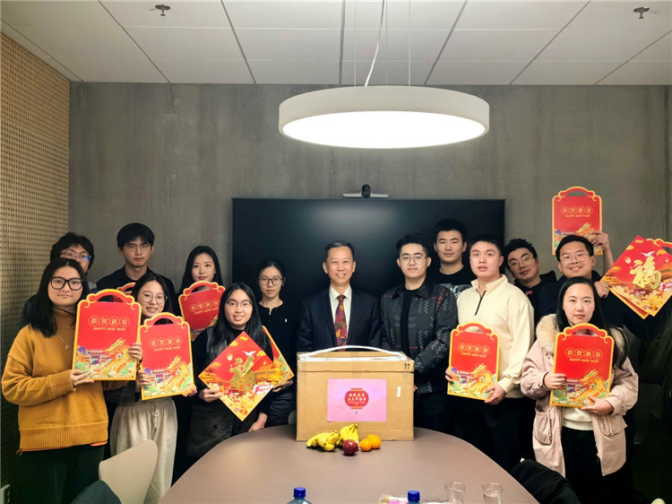 中國(guó)駐瑞典大使崔愛(ài)民看望慰問(wèn)瑞典隆德大學(xué)中國(guó)留學(xué)生。中國(guó)駐瑞典大使館供圖