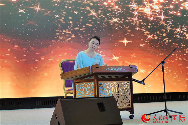 揚琴演奏家劉艮演奏《夢中的婚禮》。人民網(wǎng)記者 于宏建攝