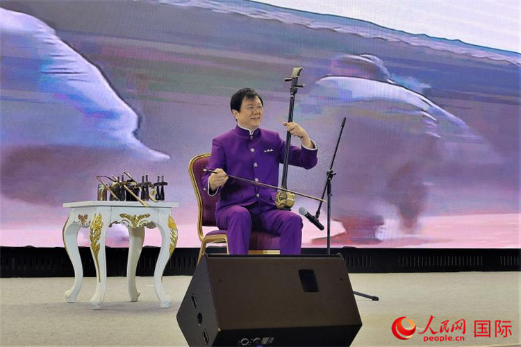 二胡演奏家、國家一級演員王之輝演奏《新春樂》。人民網(wǎng)記者 于宏建攝