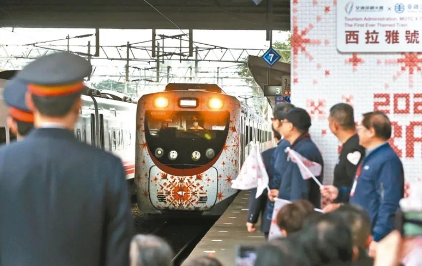 圖為彩繪列車“SIRAYA西拉雅號”。圖片來源：臺灣《聯(lián)合報》侯永全攝