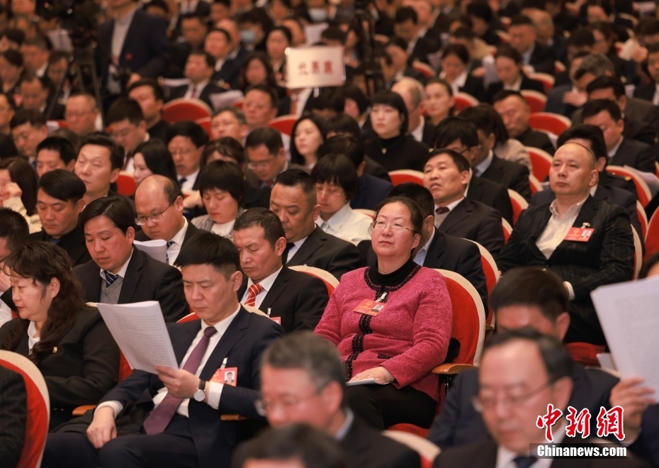 1月23日，安徽省第十四屆人民代表大會(huì)第二次會(huì)議在合肥開幕。圖為代表委員認(rèn)真聽取政府工作報(bào)告。
