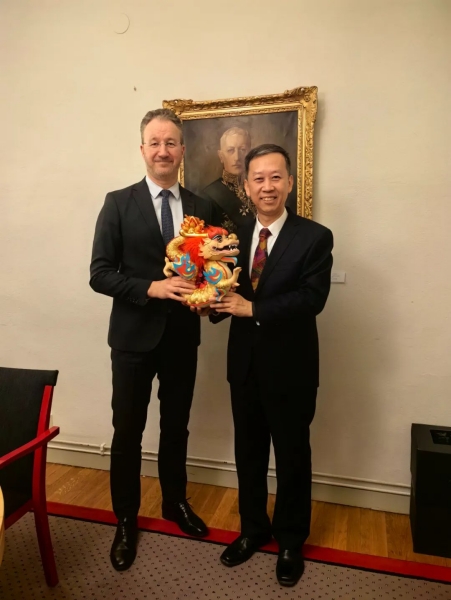 中國(guó)駐瑞典大使崔愛民（右）會(huì)見瑞典外交部外貿(mào)總司長(zhǎng)嚴(yán)波（左）。中國(guó)駐瑞典大使館供圖