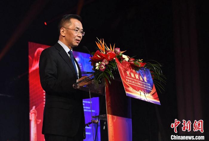 當?shù)貢r間1月16日晚，以“共同向未來”為題的慶祝中法建交60周年大型文藝晚會在巴黎舉辦。中國駐法國大使盧沙野出席晚會并致辭。 <a target='_blank' href='/' _fcksavedurl='/'><p  align=