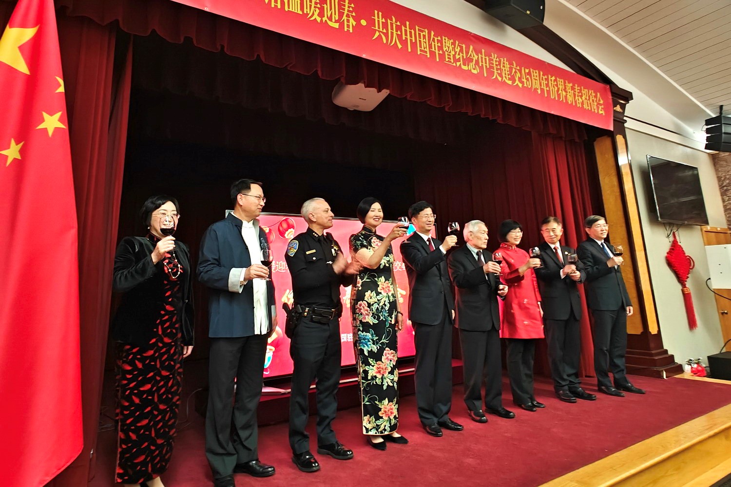 僑胞代表與駐舊金山總領(lǐng)館官員合影。主辦方供圖