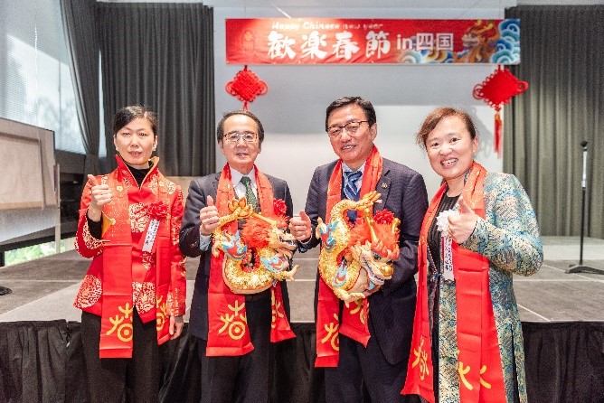 向池田知事、大西市長贈送“歡樂春節(jié)“吉祥龍。從左到右為魏有美副總領(lǐng)事、池田豊人知事、大西秀人市長、馬曉琛主任。中國駐大阪旅游辦事處供圖