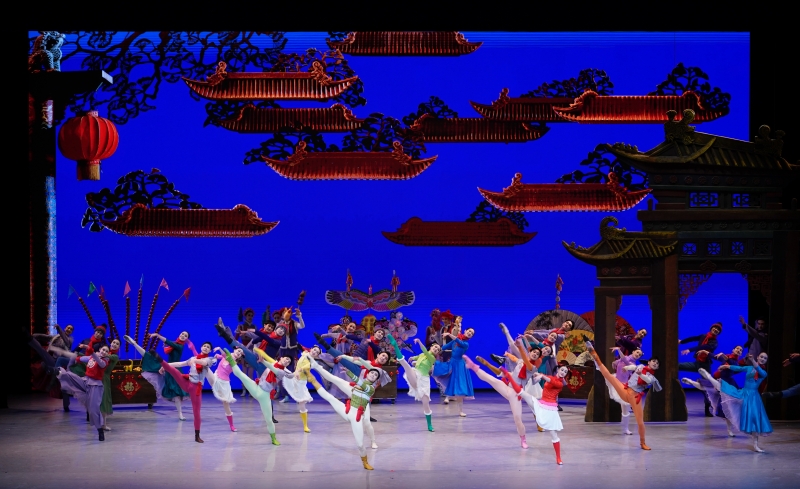 1月26日晚，中央芭蕾舞團(tuán)賀歲芭蕾舞劇《過年》作為開幕演出，亮相阿布扎比國際藝術(shù)節(jié)，圖為劇照。中央芭蕾舞團(tuán)供圖