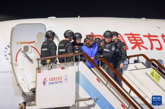 1月30日，在云南昆明長(zhǎng)水機(jī)場(chǎng)，緬北重大犯罪嫌疑人白所成被我公安機(jī)關(guān)成功押解回國(guó)。新華社記者 殷剛 攝