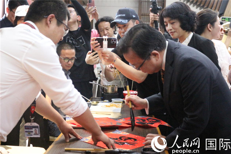 中國駐菲律賓大使黃溪連出席活動并與留菲學子共迎新春。人民網(wǎng)記者樊帆 攝